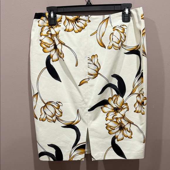 White House Black Market Cream Floral Pencil Skirt, Size 6 -NWT - Picture 6 of 12